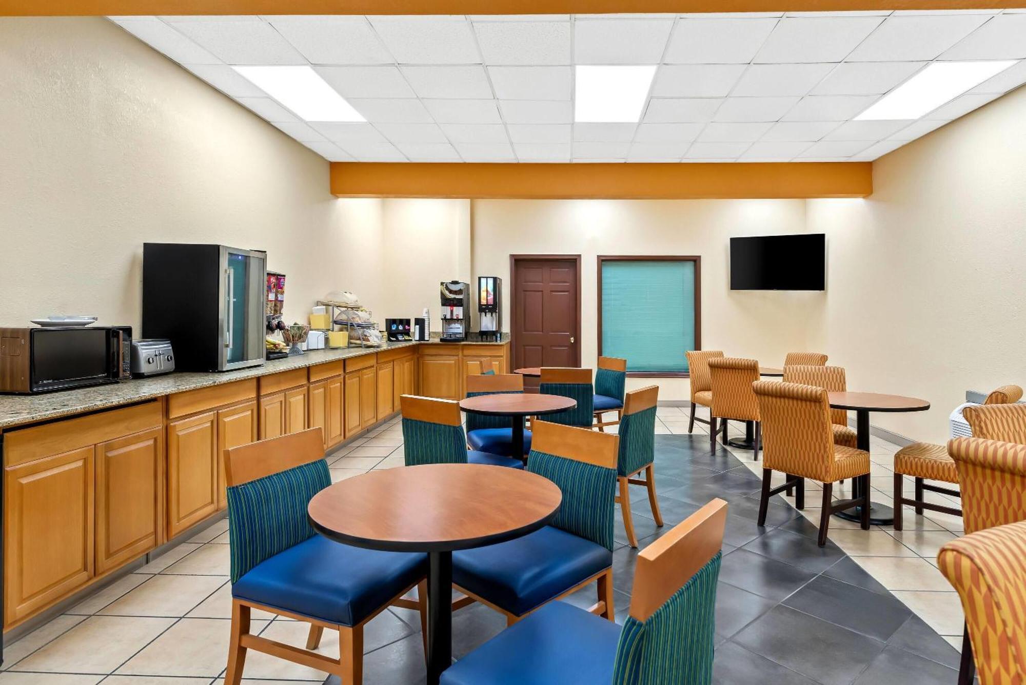 Days Inn By Wyndham Petersburg/South Fort Lee Eksteriør billede